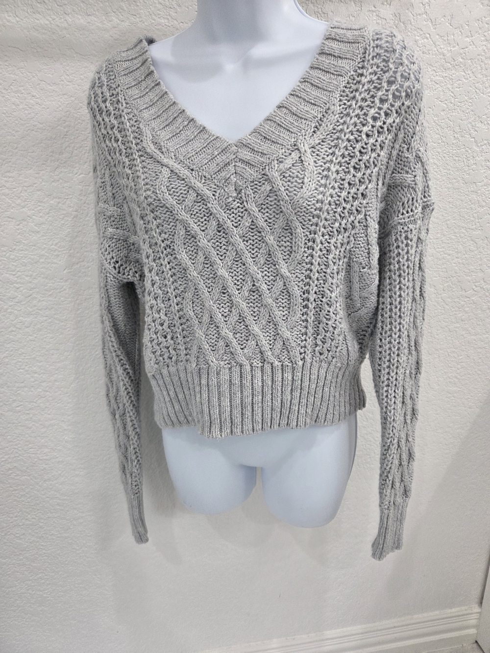 American Eagle Outfitters Cable Knit V-Neck Gray Small Like New